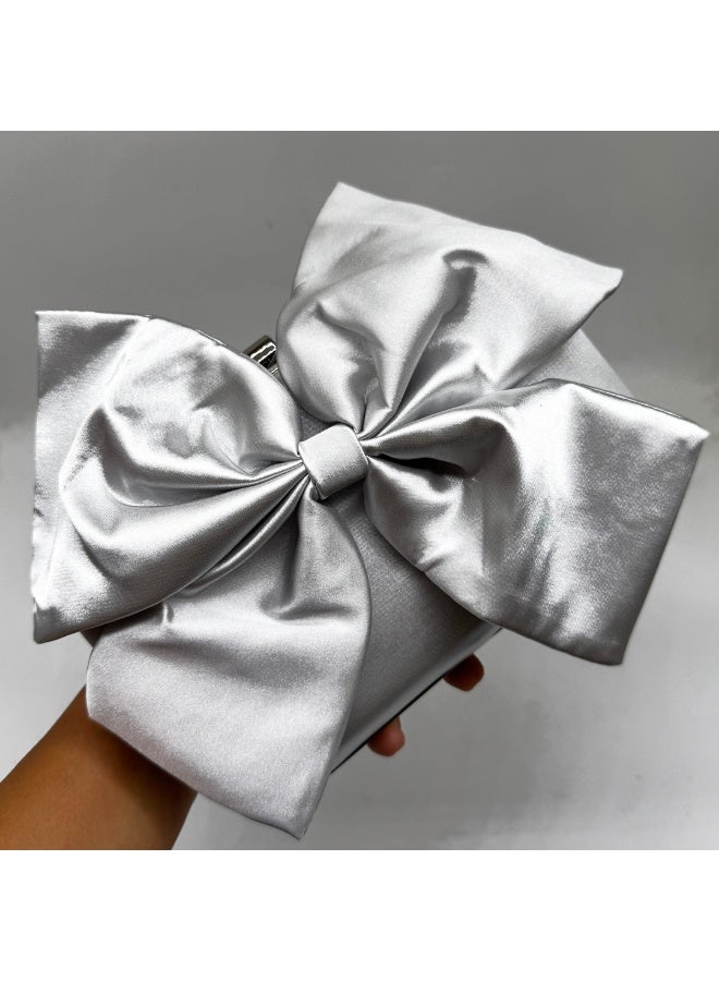 She satin bow clutch - Image 1